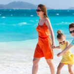 Maman solo et enfants à la plage